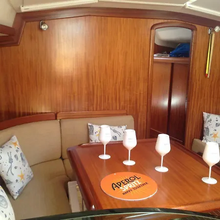 On The Sea Botel